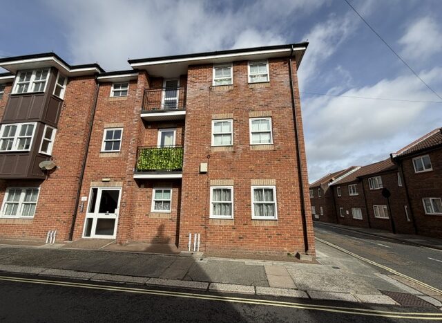 Flat flat to rent in 65 Crocker Street